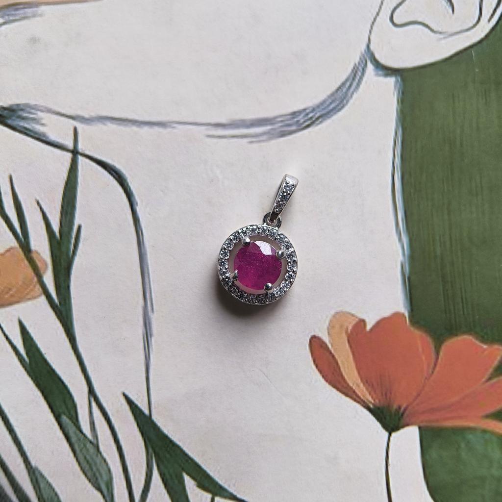 Серебряная подвеска с рубином 1.5ct, фианитами (2205289)
