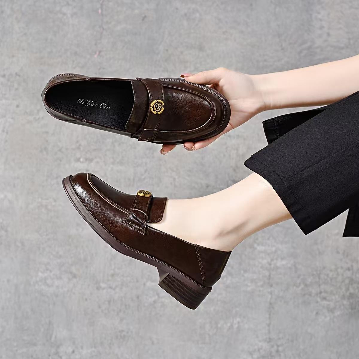 

Лоферы женские весна 2025 новые британские туфли на плоской подошве маленькие кожаные туфли в студенческом стиле с круглым носком и цветком неглубокий носок женские одинарные туфли 40 коричневый