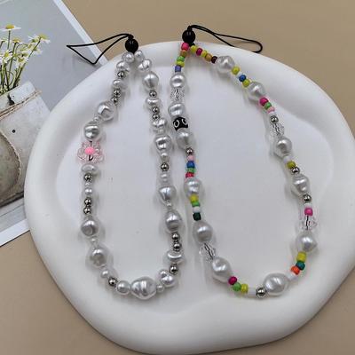 Charm de téléphone tendance en perles de riz nacrées de célébrités par des influenceurs japonais et coréens, avec des motifs de papillon et de cœur.