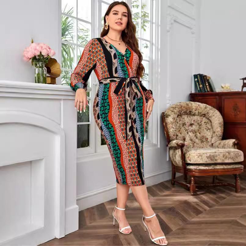 Осеннее женское платье с V-образным вырезом и длинными рукавами — фото 4