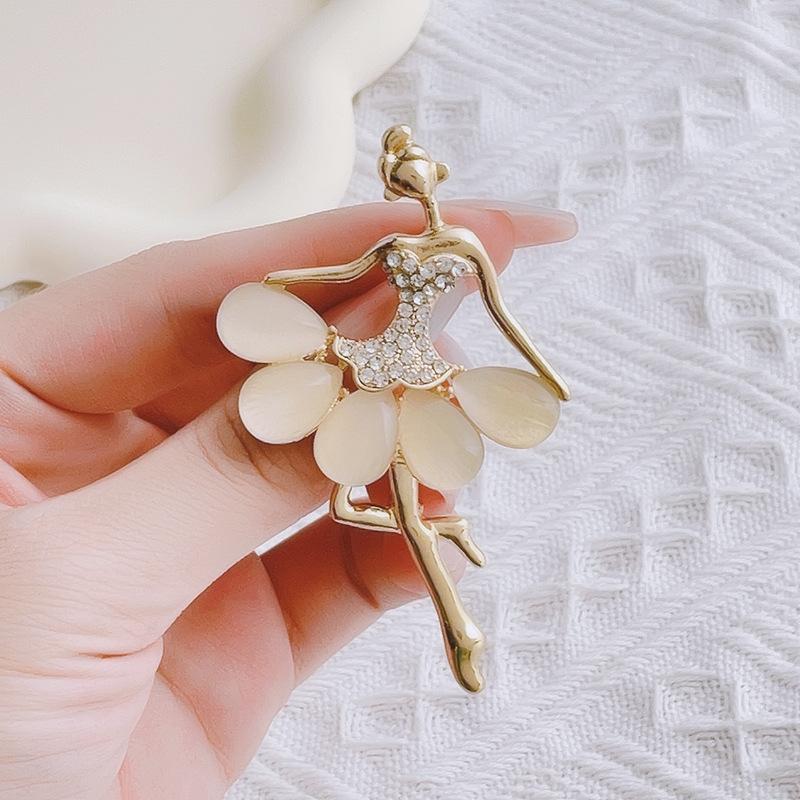 European and American Atmospheric Ballerina Cat s Eye Brooch Fashionable Temperament Clothing Accessories 3CM*5CM