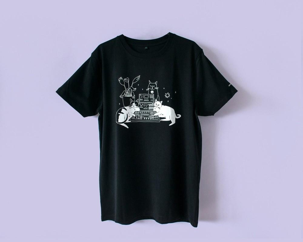T-Shirt of Cats sitting on Synthesizer Unisex T-Shirt L