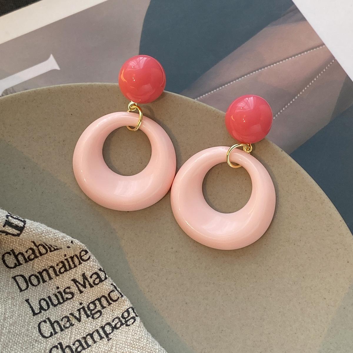 

Summer contrasting color circle earrings women s niche design circle stud earrings spring and summer new dopamine, exaggerated ear рожевий