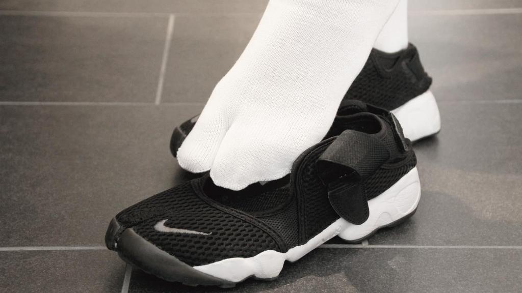 Knittabi Silk and Cotton Socks Tabi-Style (Rose Red)