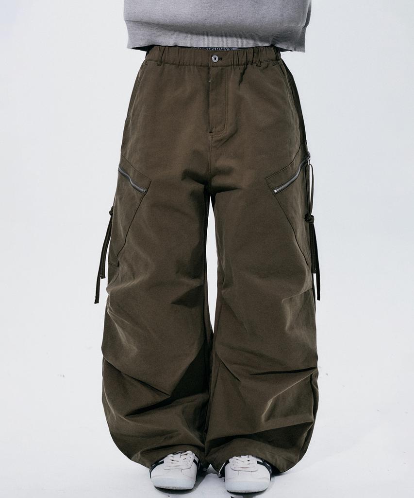 SOMEPLACE MAN Plain Diagonal Zipper Pocket Strap Parachute Wide Pants_2 Colors