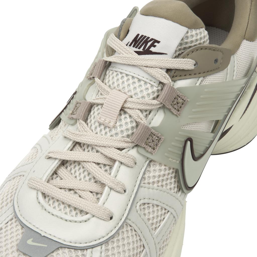 Nike Baskets pour femme V2K Run Light Orewood Brown pour femme Crème Kaki Terre FD0736-103