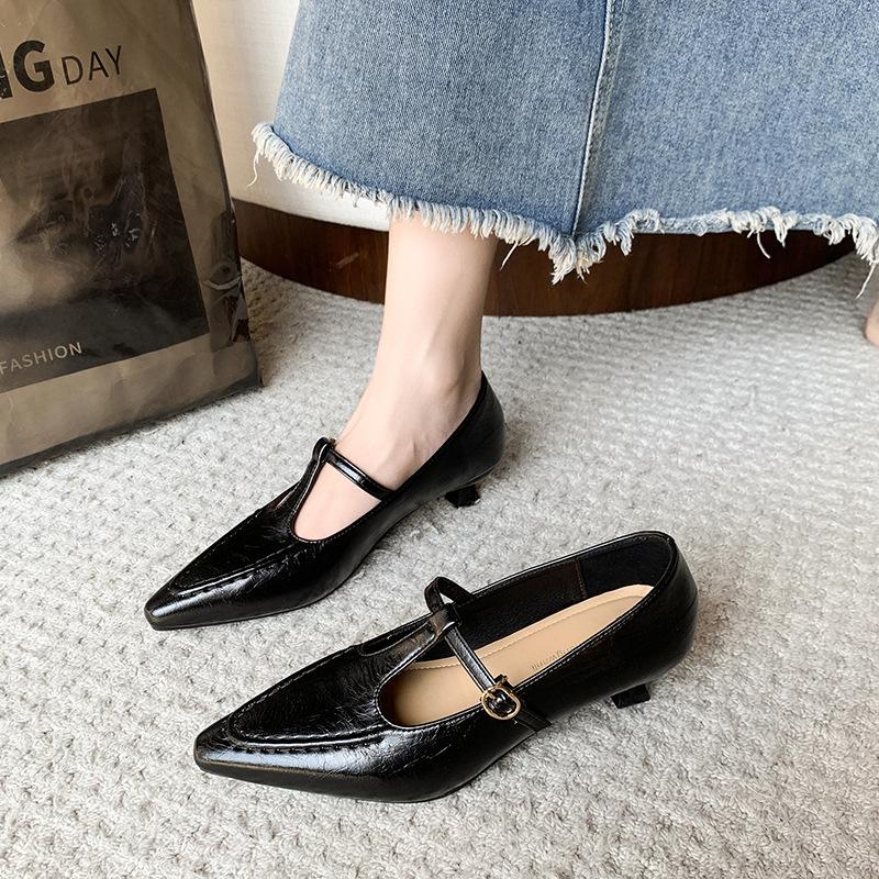 

Французские ретро туфли Мэри Джейн женские 2025 осень темперамент универсальные для通勤 полые туфли с острым носком на плоской подошве маленькие кожаные туфли 35