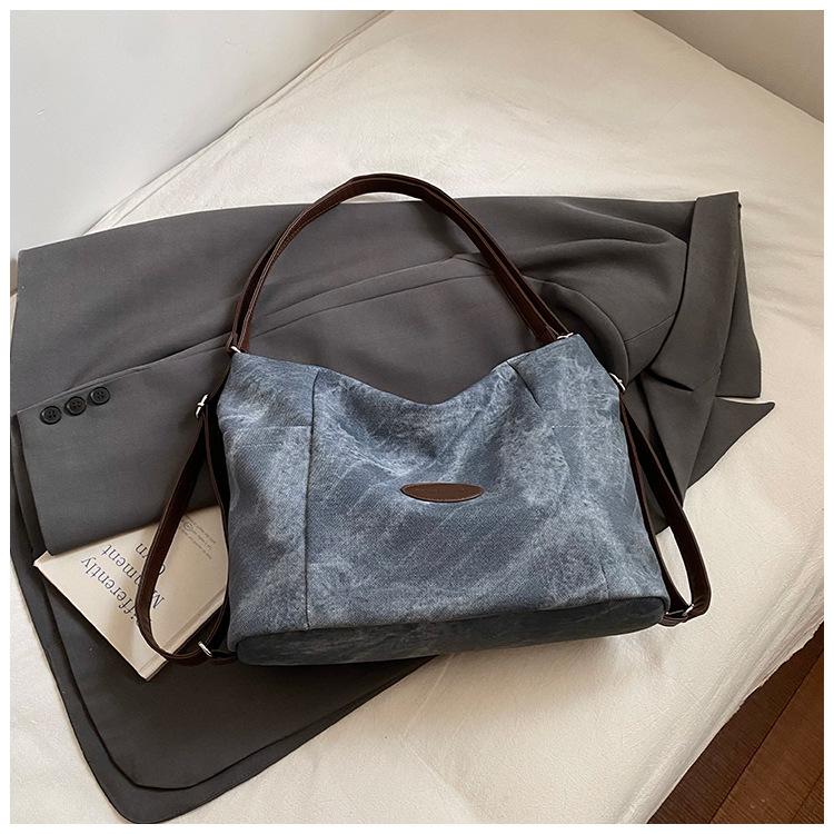 

Large capacity casual underarm bag women s 2025 new autumn shoulder bag college students commuting backpack