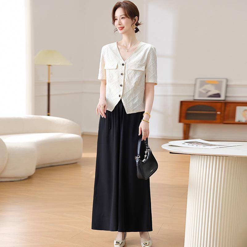 Mom's Summer 2025 Two-Piece Set: Fashionable Short-Sleeve Top for Middle-Aged Women.