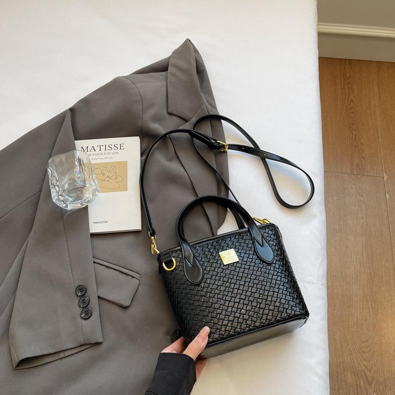 2025 Summer New Textured Woven Large-capacity Women's Bucket Bag Niche Versatile Portable Shoulder Commuter Bag