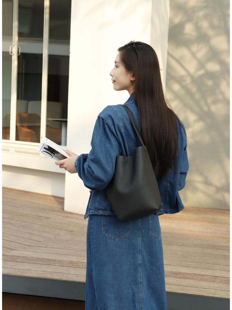 2025 Retro Women's Genuine Leather Bucket Tote Bag - Large Capacity Single Shoulder Bag