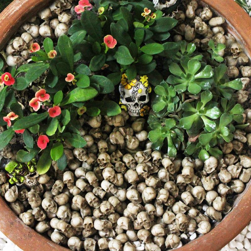 

20 шт./набор миниатюрных маленьких черепов из смолы для Хэллоуина 20pcs