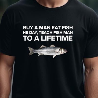 Acheter un T-shirt 'Man Eat Fish', T-shirt Meme Drôle, Cadeau Blague Ironique, T-shirt Unisexe à la Description Étrangement Spécifique