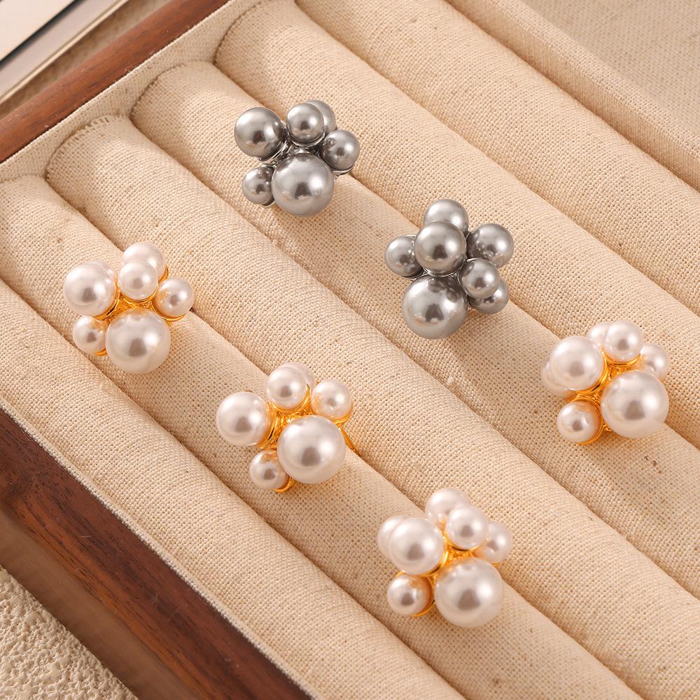 

Dreamy Temperament Floral Pearl Stud Earrings - Fashionable Copper Design for Women.