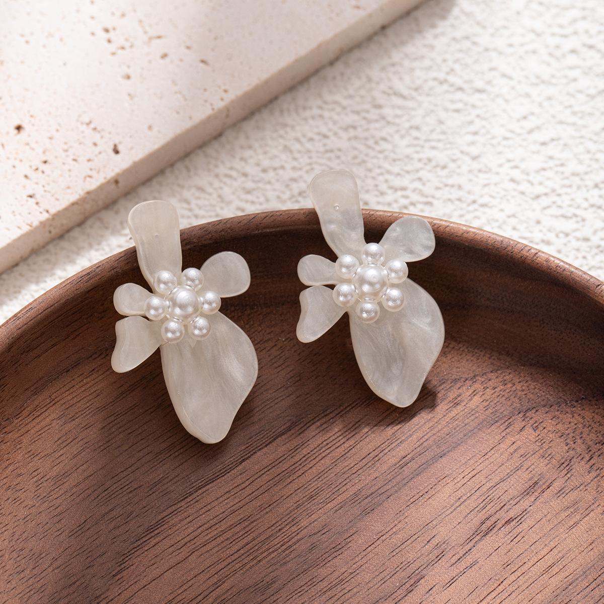 French Three-Dimensional Flower Circle Earrings Women S Pearl Earrings Simple Flower Retro Niche Design Stud Earrings