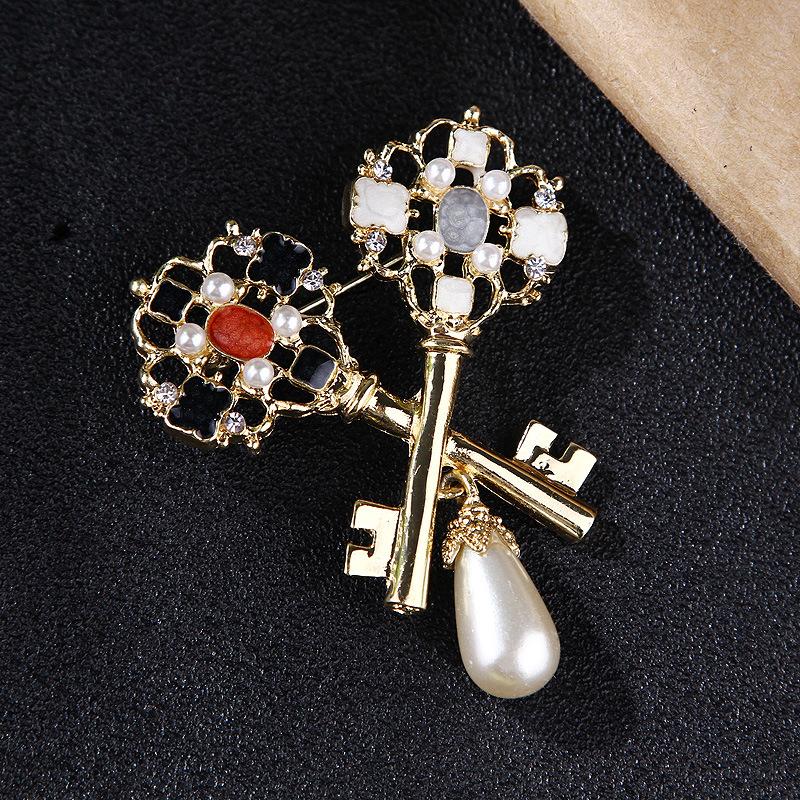 Double Key Pearl Brooch Enamel Drop Oil Alloy Design Women's Pin Exquisite Hypoallergenic Luxury Long-lasting Color Accessory