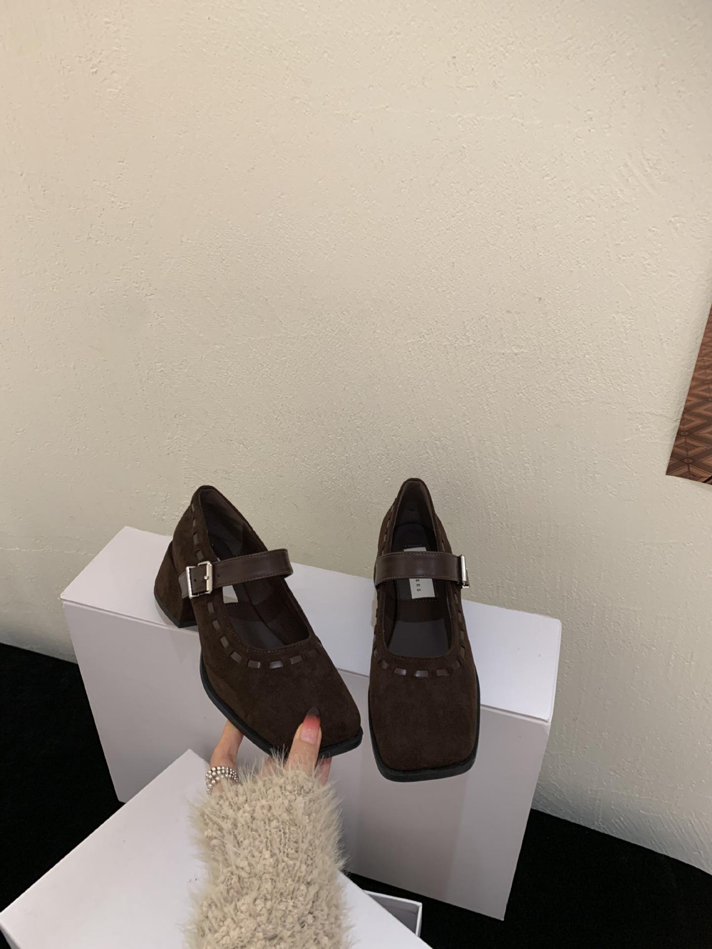 

Square head shallow mouth one-word buckle with inner height-increasing single shoes 2025 autumn new French retro suede Mary Jane shoes 39 темно-коричневого