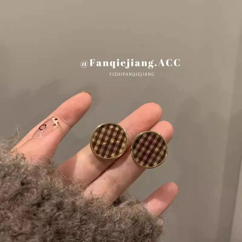 Plaid coffee earrings women s personality simple circle geometric stud earrings Internet celebrity ear jewelry