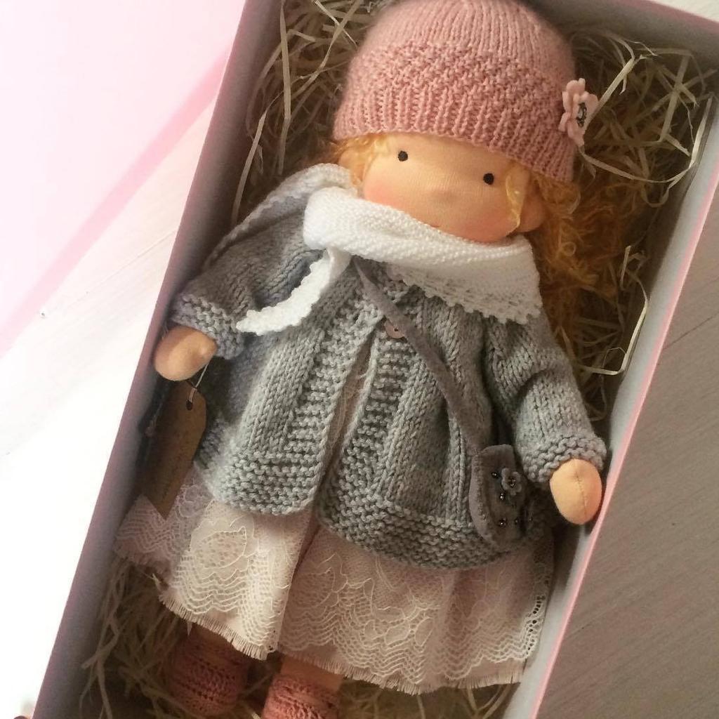 Păpușă Waldorf de 12 inchi, realizată manual, în rochie florală, cu pulover tricotat și eșarfă, cutie cadou pentru fete