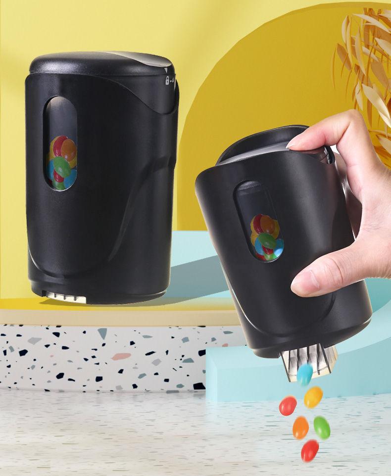 Casual snack feeder, nut snack dispenser, car-mounted feeder, portable quantitative feeder