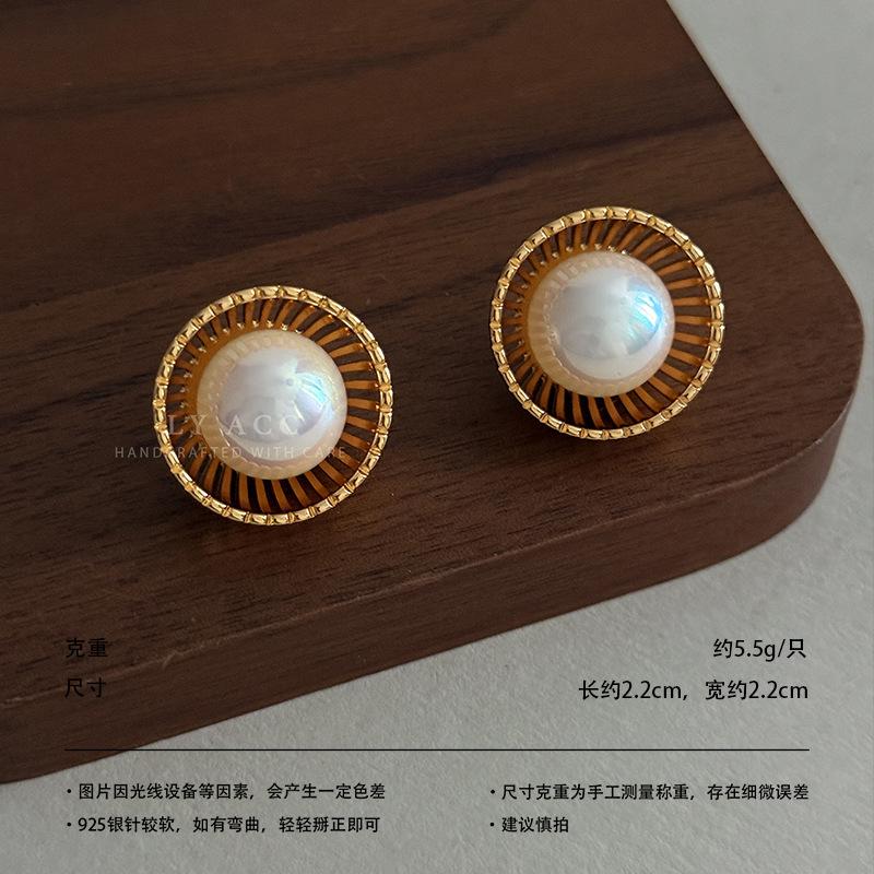 Gentle retro basic stud earrings gold coins pearl turquoise metal compact and versatile daily commuter earrings