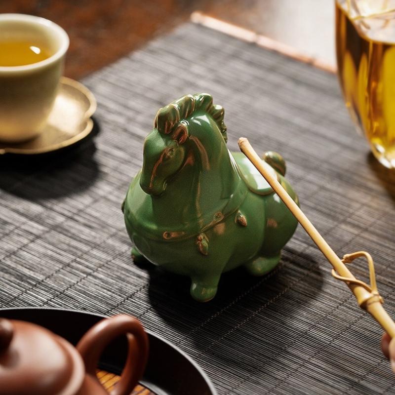 Cracked glazed ceramic tea, pet horse statue, office desk decoration gift, Chinese Zen tea ceremony culture