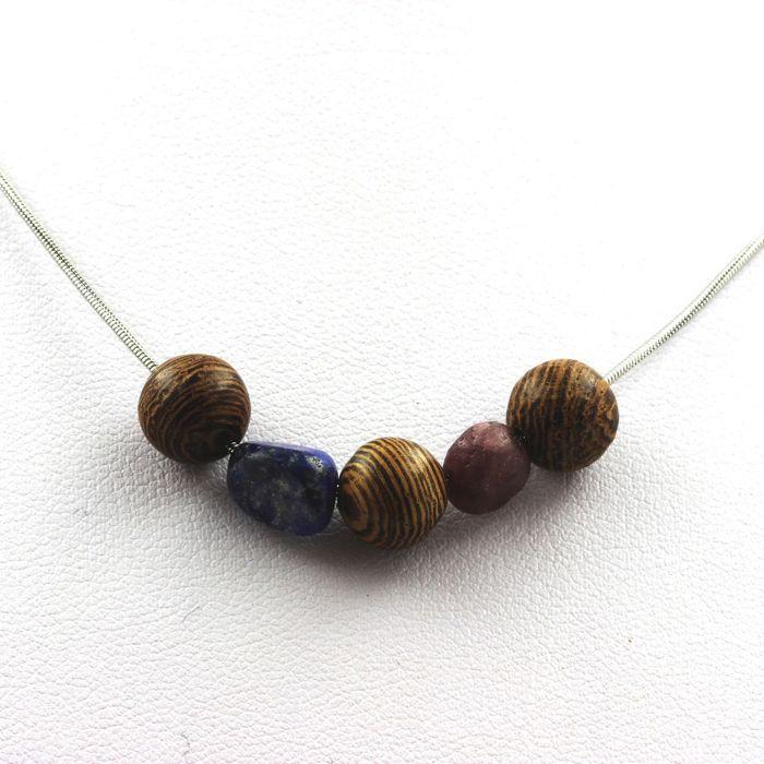 Pierres et Minéraux. Collier perles bois 8 mm + Rubis du Brésil + Lapis Lazuli du Pakistan Chaine en acier inoxydable.