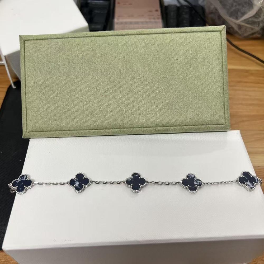 Vierblättriges Klee- und Fünfblüten-Armband mit rotem Achaten - Ein Geschenk für deine Freundin