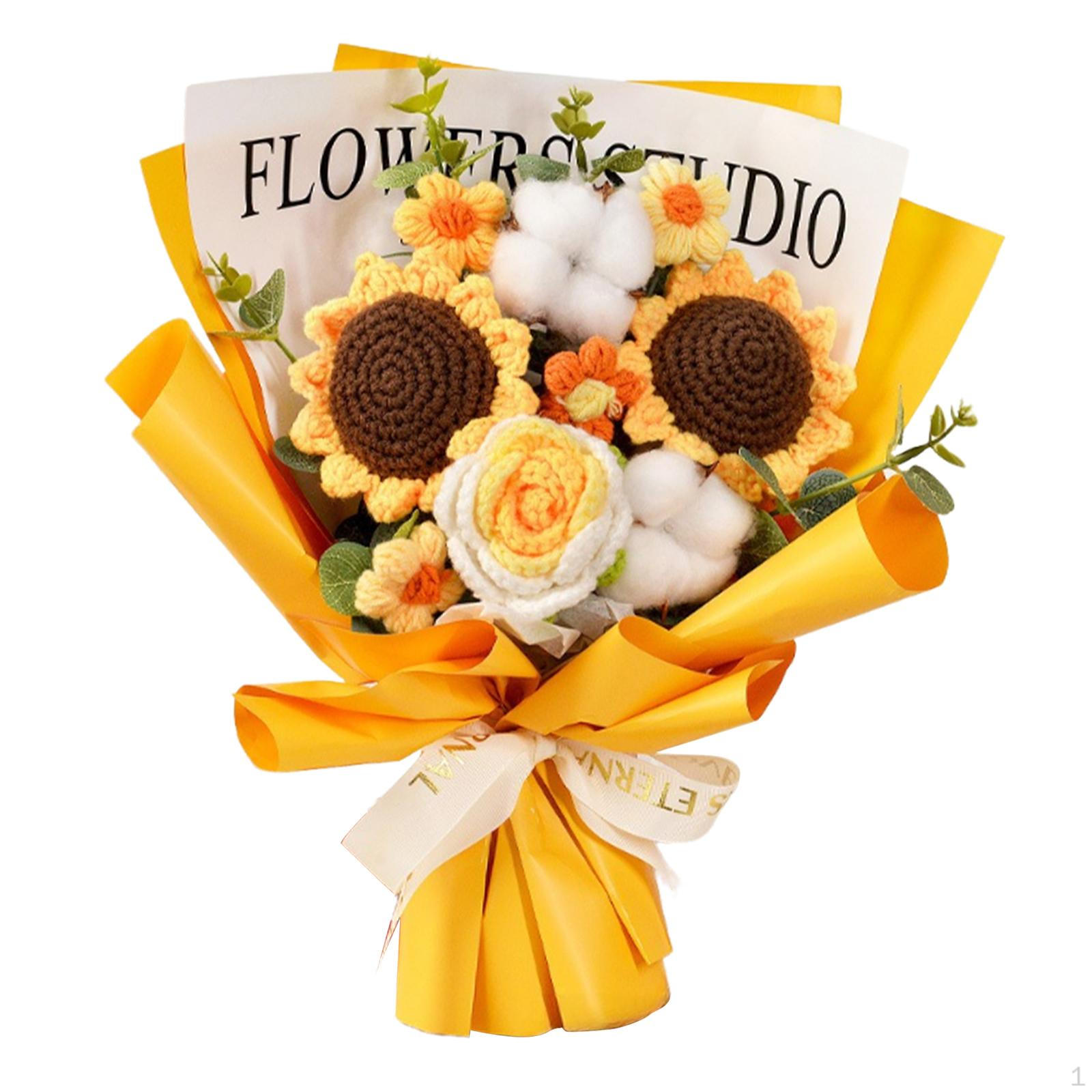 

Завершенный букет из искусственных цветов, связанных крючком, для домашнего декора на вечеринку жёлтый