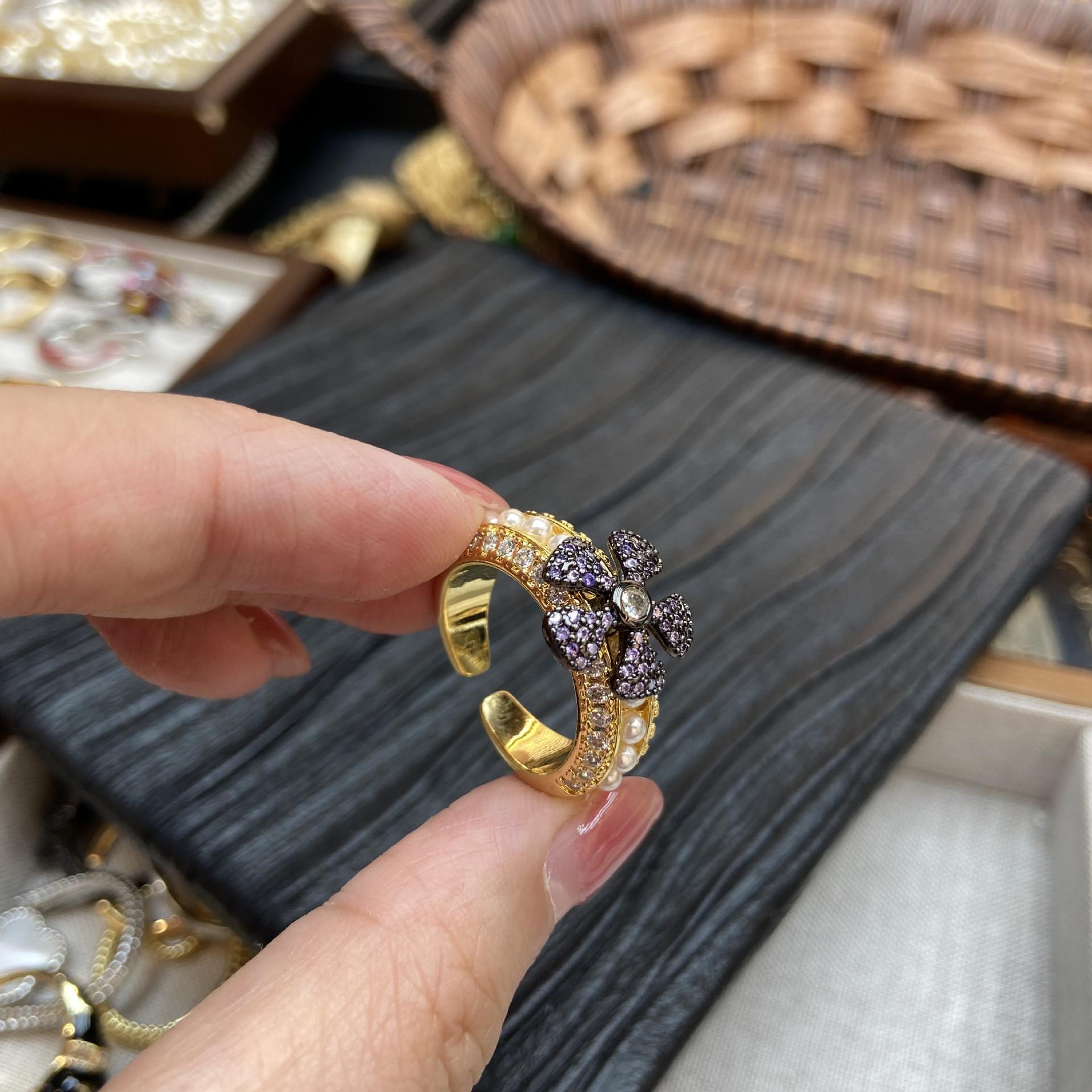 

Кольцо с пятилепестковым цветком