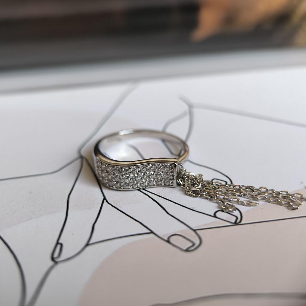 Серебряное кольцо с фианитами, вес изделия 3,25 гр (2182641)