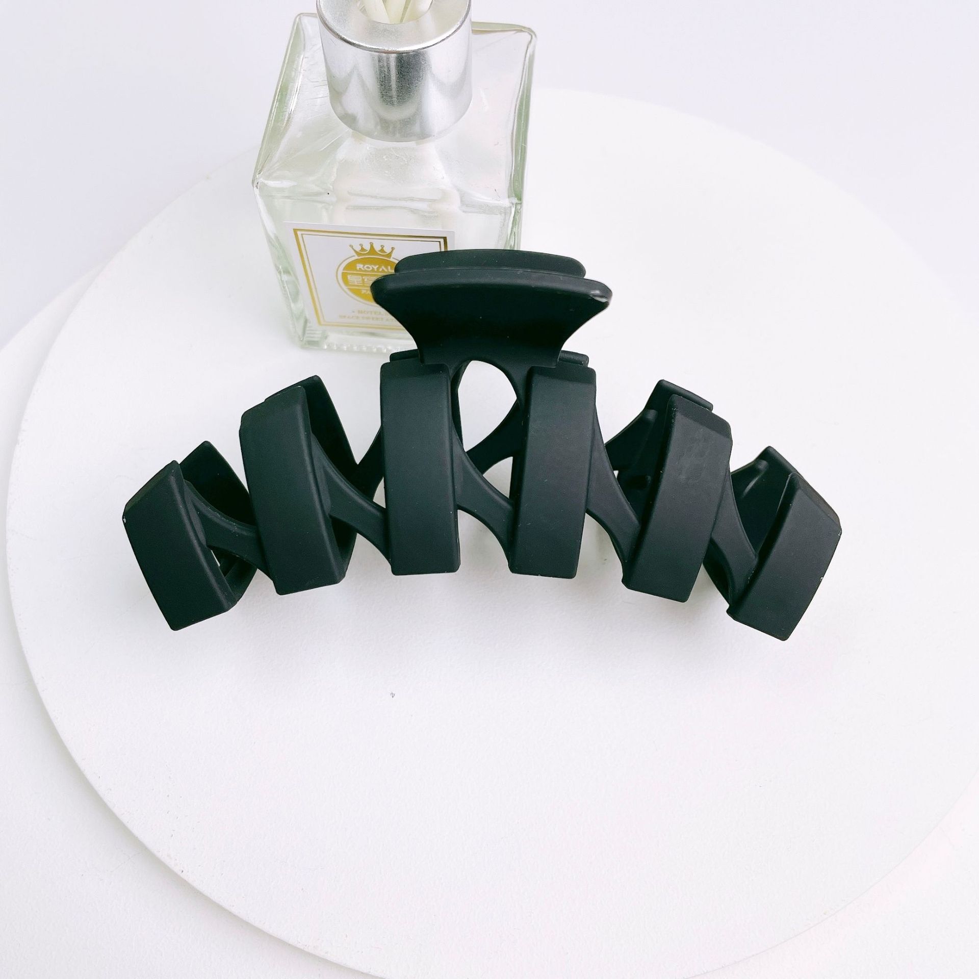 

Модные заколки-крабы для волос с гладкой отделкой для женщин, с оригинальным волнообразным дизайном в привлекательных оттенках StyleF