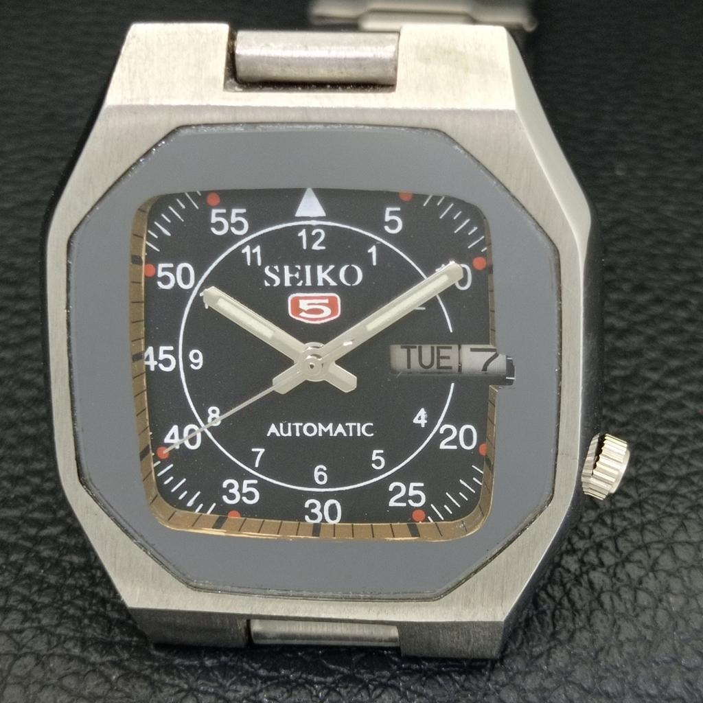 ORIGINÁLNÍ VINTAGE SEIKO 5 AUTOMATIC JAPAN 7009A PÁNSKÉ HODINKY S ČERNÝM CIFERNÍKEM a702468-5 R124-a702468