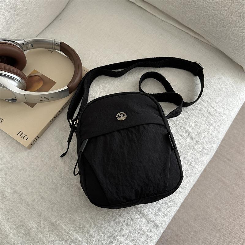 New Commuter Women's Shoulder Bag Crossbody Mobile Phone Bag Women's Simple, Light and Casual Versatile Vertical Small Square Bag Casual