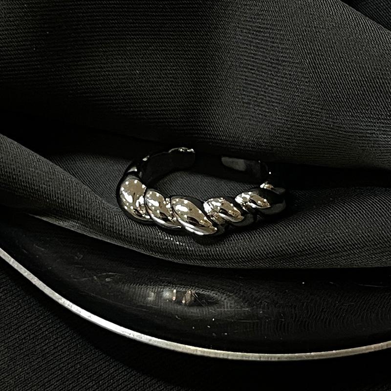 

Italian Brushed Hollow Lace Honeycomb Flower Opening Ring Daisy Wide Version Antique Engraved Set Ring Woman Adjustable opening