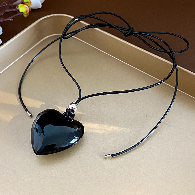 Retro Hong Kong Style Heart Necklace: Fashionable and Versatile Leather Rope Sweater Chain for Women