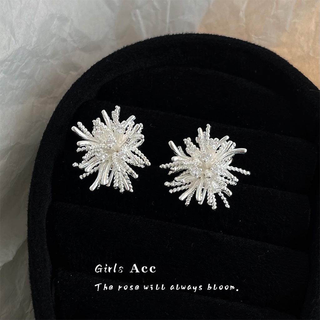 

Квіткові сережки-гвоздики із цирконію в корейському стилі: Тривимірний дизайн блискучих феєрверків