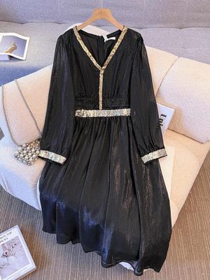 Plus Size Women's French Retro V-neck Dress: Stylish Waist-Cinching Little Black Dress for Spring & Autumn (130-350 Jin)