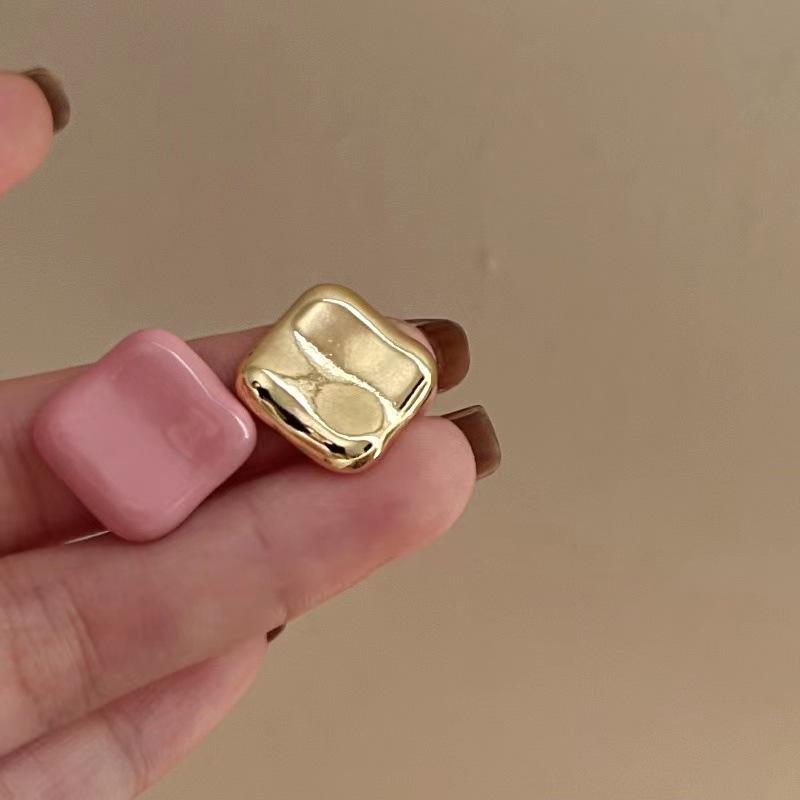 

Французские ретро асимметричные серьги - Пудровый цвет кокосового крема и дизайн с капельным маслом S925 Silver Needle розовый