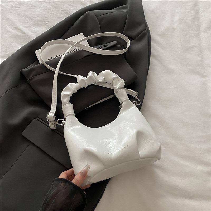 Silver handväska dam ny nischdesign moln messenger bag vår och sommar high-end känsla jobb liten väska