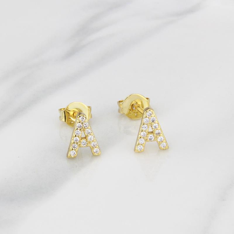

Set with Zirconium Quartz, These Letter-shaped Ear Studs Are Simple and Elegant. A