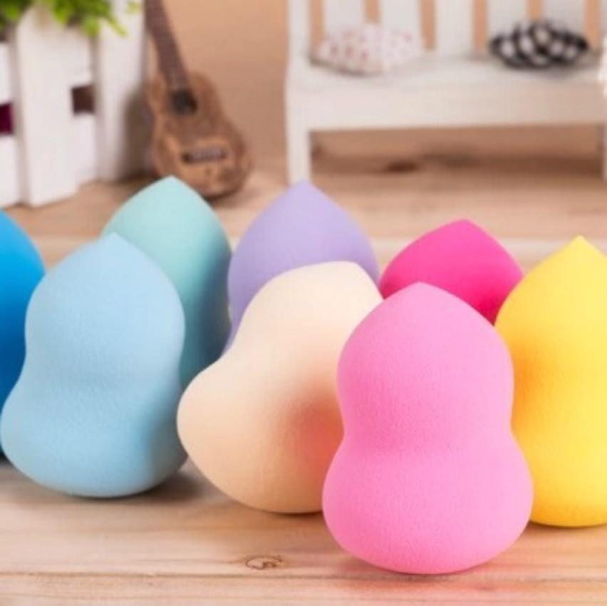 Makeup Puff Blender With Waterabsorbent Material For Blending Foundation And Powder