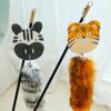 Wędka do zabawy w koty Pluszowy ogon Uroczy wygląd Kształt kreskówki Ergonomiczny uchwyt Wygodny