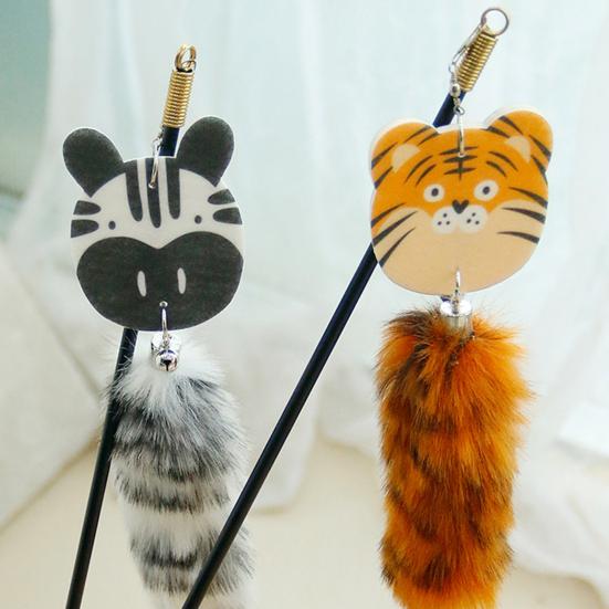 Wędka do zabawy w koty Pluszowy ogon Uroczy wygląd Kształt kreskówki Ergonomiczny uchwyt Wygodny