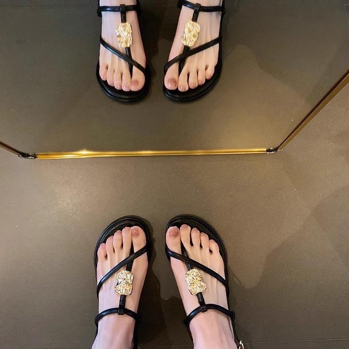 Spot second hair! Grape mother same shoes holiday wind thin belt pinch metal buckle design low heel buckle belt sandals women