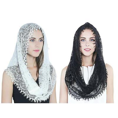Traditionele vintage mantilla sluier in Spaanse stijl met kant, geschikt als hoofdbedekking voor de Latijnse mis, voor de katholieke kerkkapel.