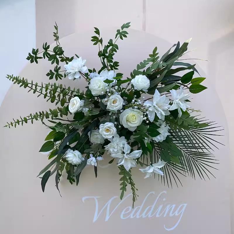 Цветочные композиции для свадебной арки и флористические декорации для места проведения