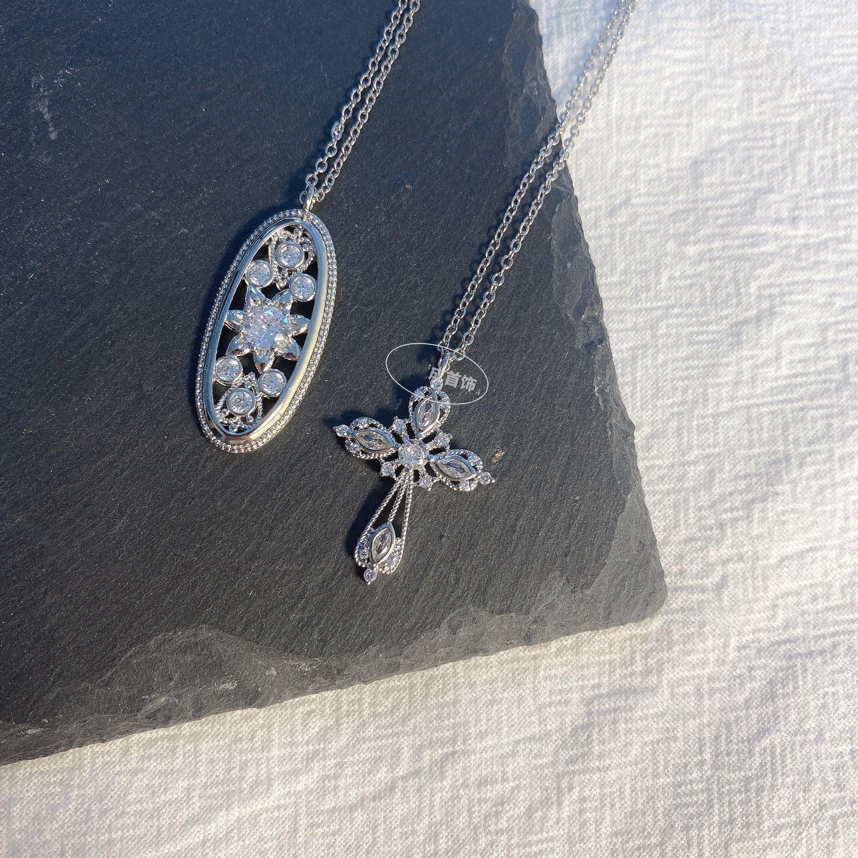 

Французское ретро-ожерелье с полой ключицей «Yaotai Qiongshi» – элегантный, роскошный, высококачественный дизайн для женщин A (cardboard packaging)