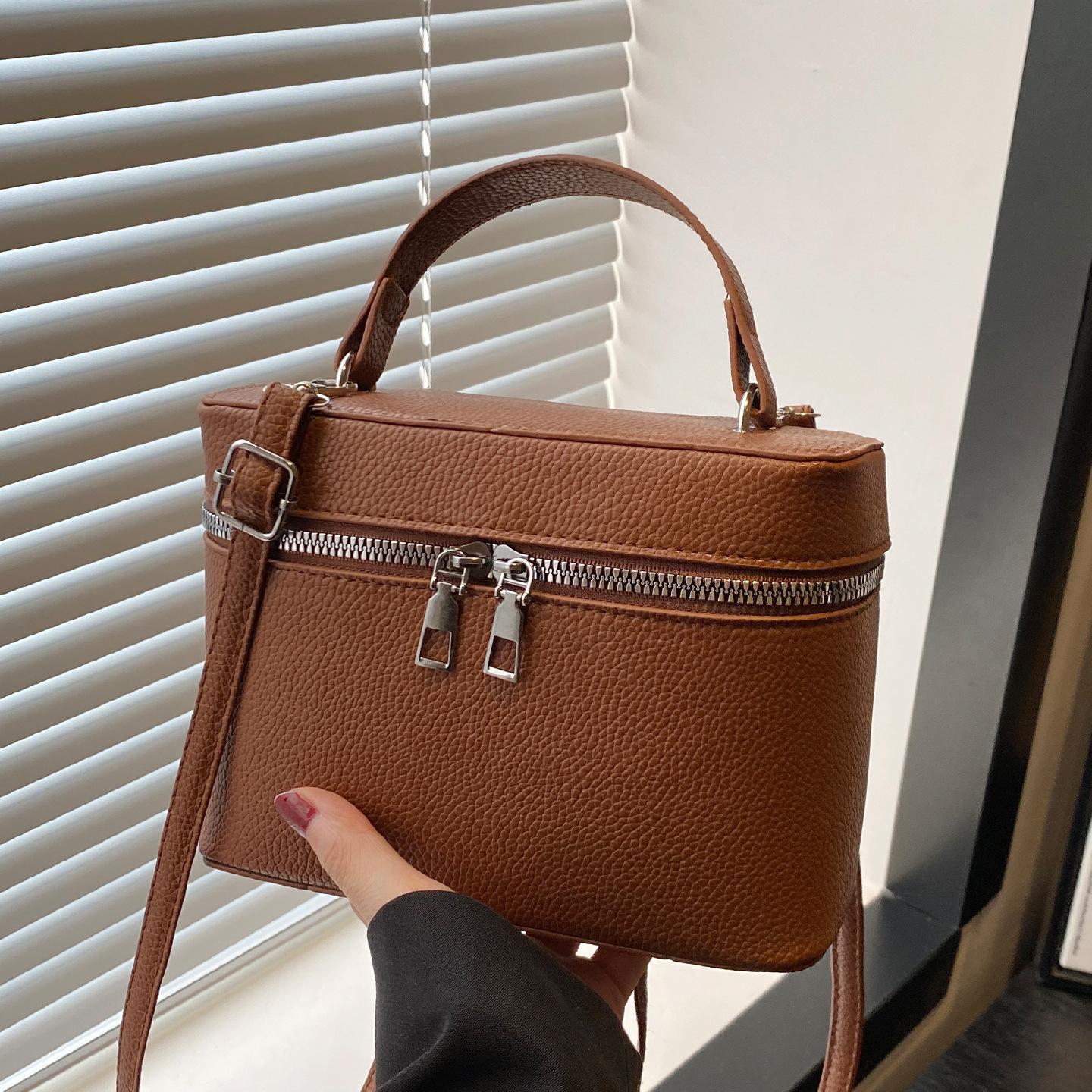 

Нишевая косметичка с узором личи 2025 лето новая модная сумка через плечо с косым ремнем для поездок на работу, портативная сумка-бокс для женщин коричневый