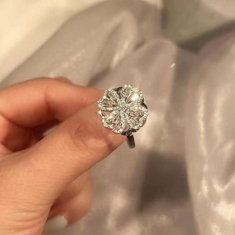 

Не тускнеющее вращающееся кольцо с клевером, регулируемое для женщин - Роскошный нишевый дизайн, Элегантные украшения высокого класса.